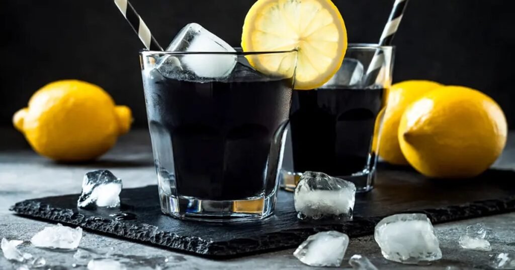 Limonada neagră, băutura răcoritoare a verii care ajută organismul să elimine toxinele și sprijină digestia Limonada neagră, băutura răcoritoare a verii care ajută organismul să elimine toxinele și sprijină digestia