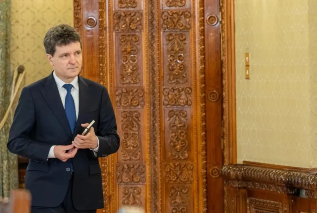 Nicuşor Dan, despre criza politică: ”Preşedintele României nu face dosare, şantaje, astfel încât să ghidoneze nişte politicieni”