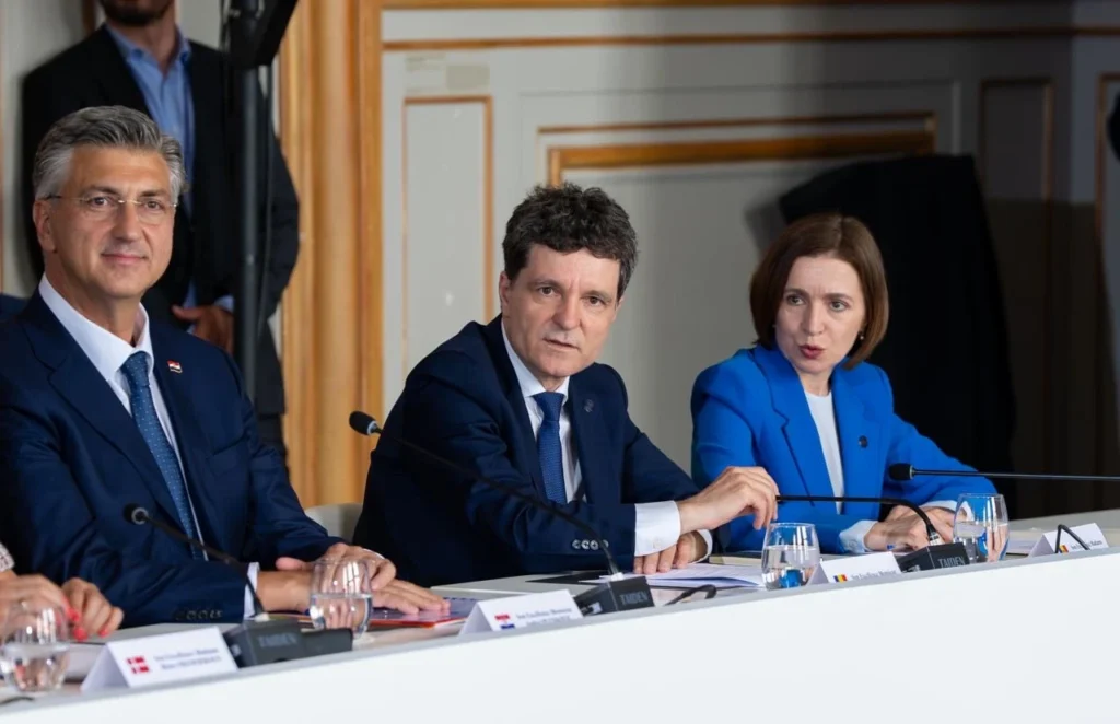 Nicușor Dan, după reuniunea Coaliției de Voință: „România rămâne un aliat responsabil pentru Ucraina” Nicușor Dan, după reuniunea Coaliției de Voință: „România rămâne un aliat responsabil pentru Ucraina”