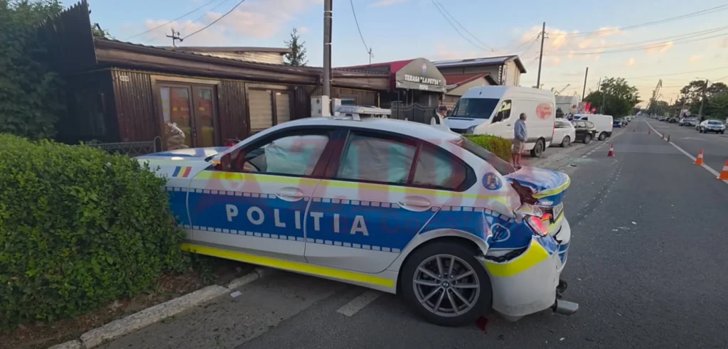 Realitatea.NET | Autospecială a Poliției și o motocicletă, lovite în plin de un autocar, în localitatea 2 Mai
