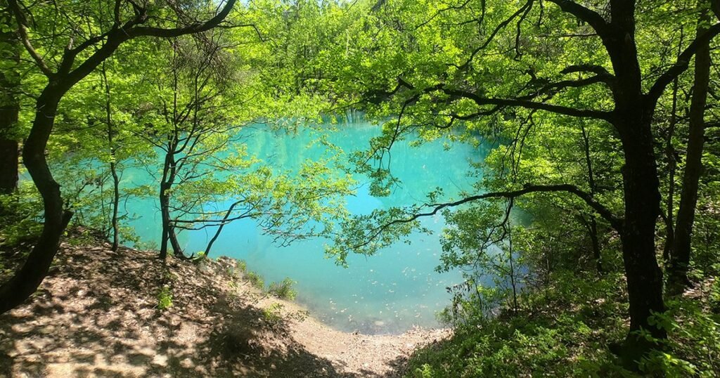 Unde se află lacul unicat în România, care își schimbă mereu culoarea. Atracții neobișnuite în micile orașe ale aurului