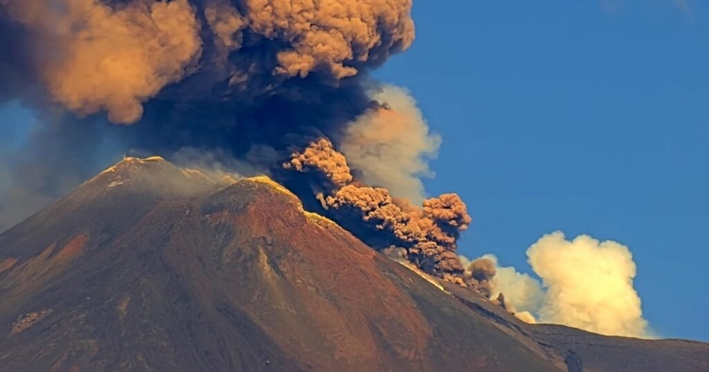 Vulcanul Etna a erupt din nou. Spațiul aerian din Sicilia, închis parțial Vulcanul Etna a erupt din nou. Spațiul aerian din Sicilia, închis parțial