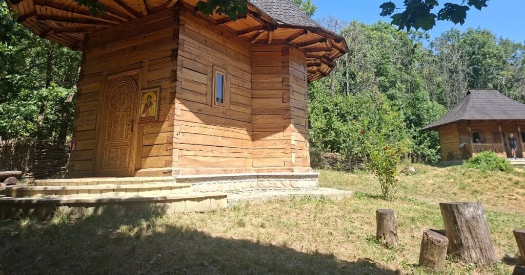 Athosul românesc de la Botoșani. Mănăstirile ascunse în pădurile din nordul României unde au slujit sfinții Cleopa, Paisie sau Onufrie