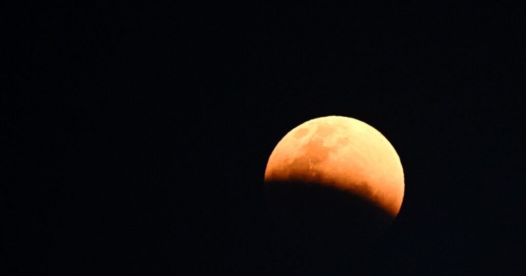 Luna Sturionului din august aduce o eclipsă spectaculoasă. Când și cum poate fi văzută din România