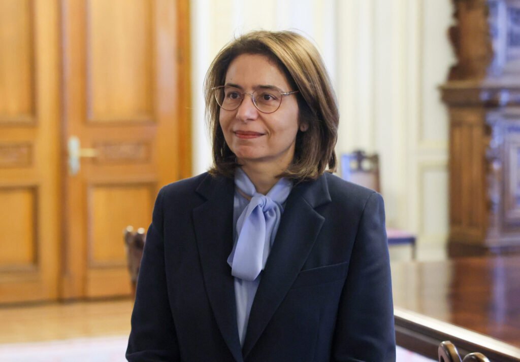 Ambasadoarea Greciei la București: Nu stăm tot timpul cu paharul de șampanie în mână