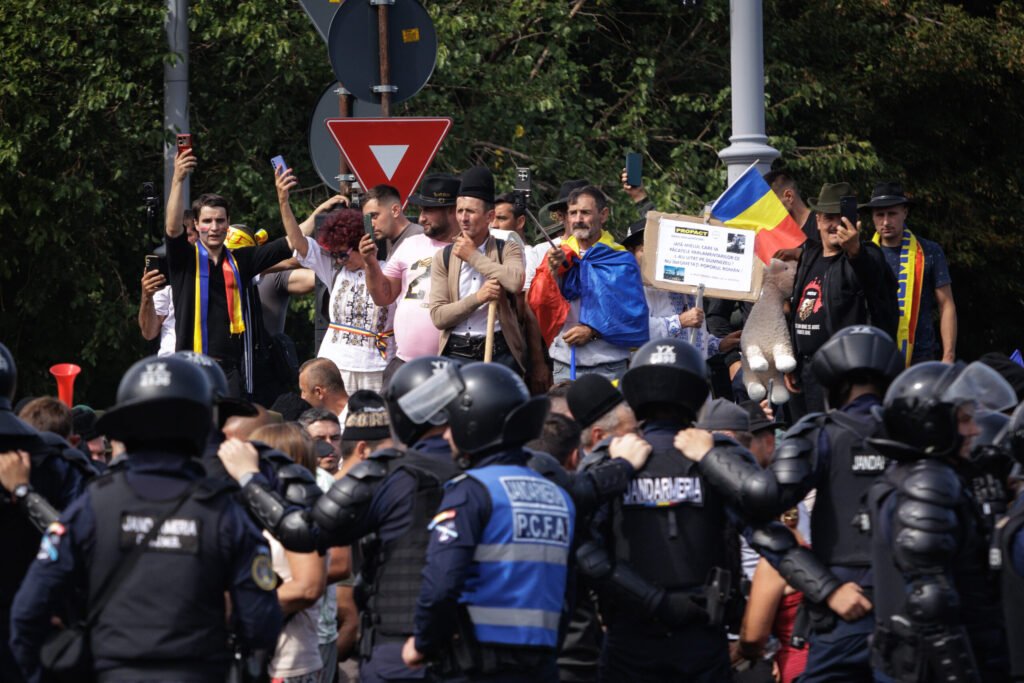 Opriți-vă! Nu vă jucați cu focul! Ticăloșilor!