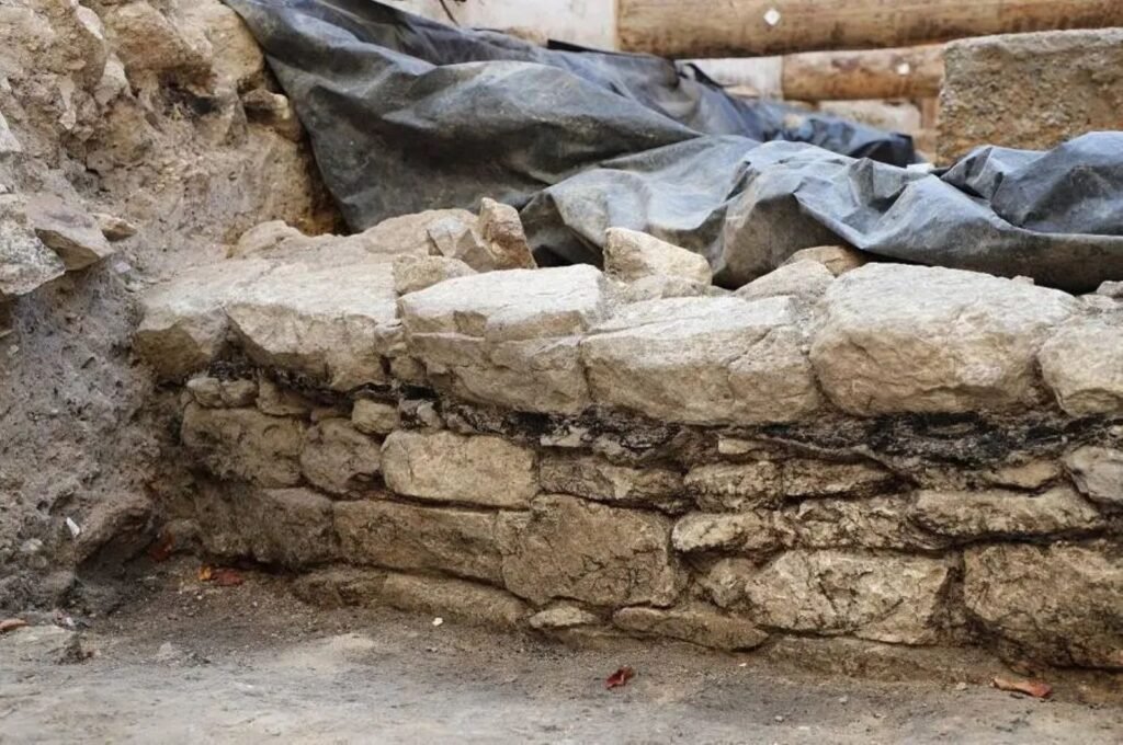 Orașul Paris își poate rescrie istoria. Un zid galic vechi de peste 2.000 de ani, descoperit pe Île de la Cité Orașul Paris își poate rescrie istoria. Un zid galic vechi de peste 2.000 de ani, descoperit pe Île de la Cité
