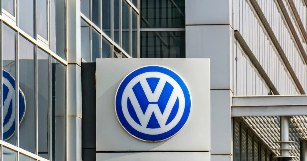 Volkswagen accelerează restructurarea. 50.000 de locuri de muncă ar urma să fie desființate
