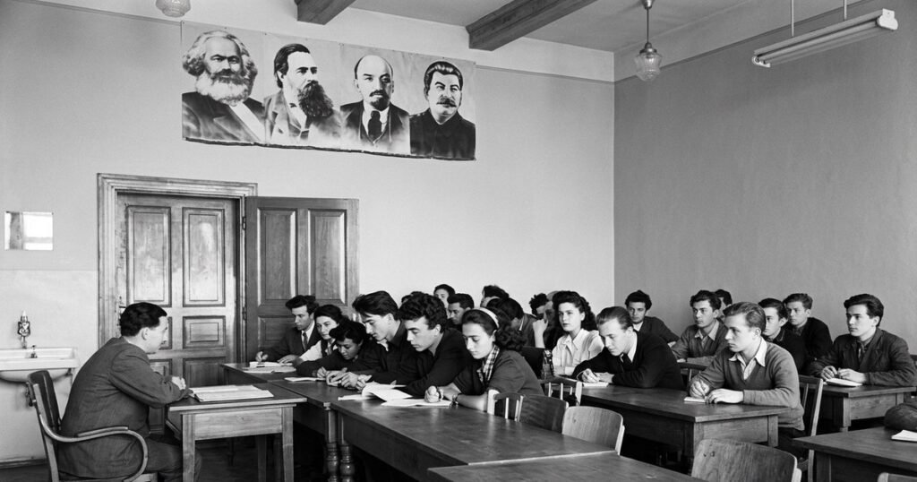 Anul în care studenții le-au spus „NU“ comuniștilor. Legătura dintre revolta tinerilor și Ceaușescu și Iliescu, explicată de un reputat istoric Anul în care studenții le-au spus „NU“ comuniștilor. Legătura dintre revolta tinerilor și Ceaușescu și Iliescu, explicată de un reputat istoric