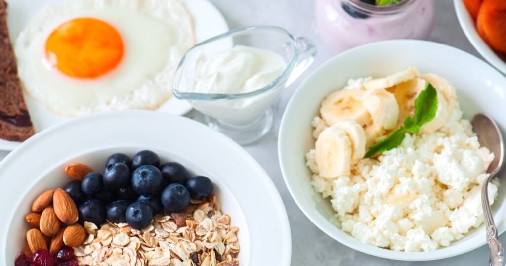 Ce să mănânci dimineața ca să ai energie și să nu ți se facă foame prea repede: 13 alimente recomandate de nutriționiști