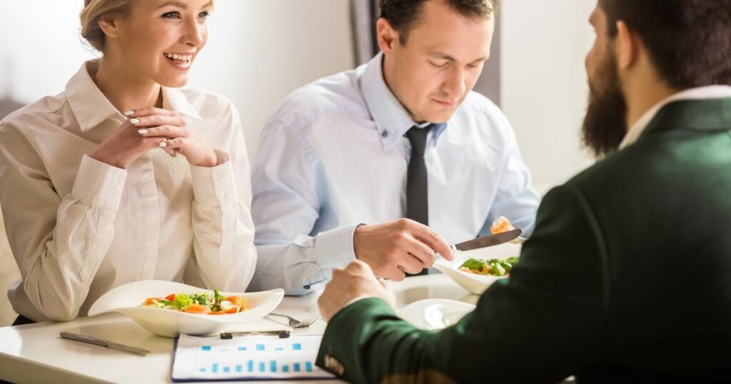 Cum te conving restaurantele să cheltuiești mai mult. 12 trucuri ascunse în meniuri