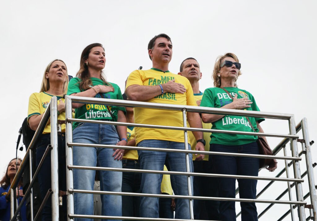 Flavio Bolsonaro refuză să accepte înfrângerea în fața lui Lula da Silva și cere anularea alegerilor din Brazilia Flavio Bolsonaro refuză să accepte înfrângerea în fața lui Lula da Silva și cere anularea alegerilor din Brazilia