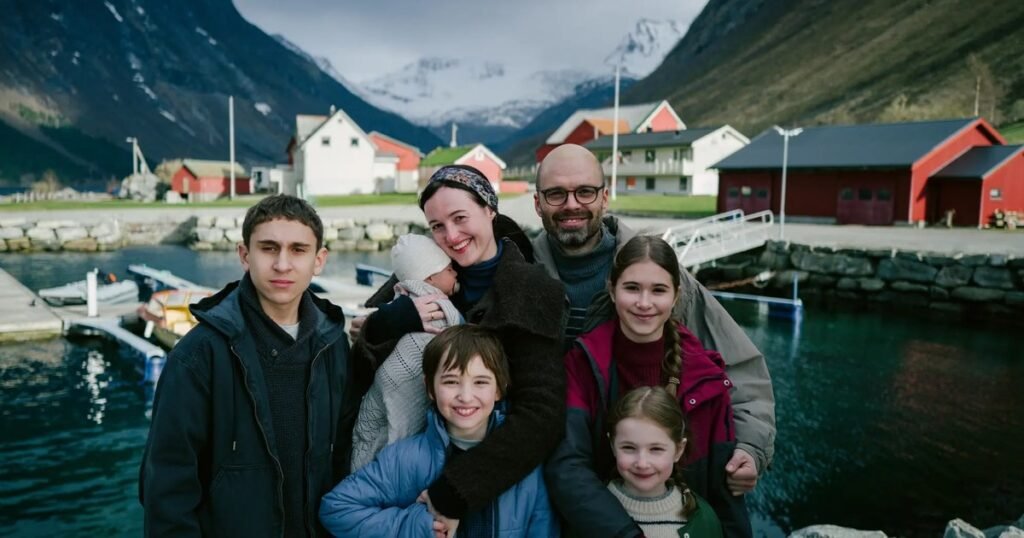 Recomandări culturale în octombrie: de la Sibiu la Cannes până la muzica trupei Oasis și poveștile Orientului. Când poate fi văzut „Fjord“, filmul lui Cristian Mungiu