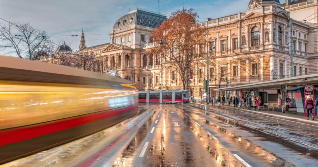 Vacanțe de toamnă cu bani puțini. Cinci orașe europene în care poți evada în noiembrie, cu zbor și cazare de la 79 de euro