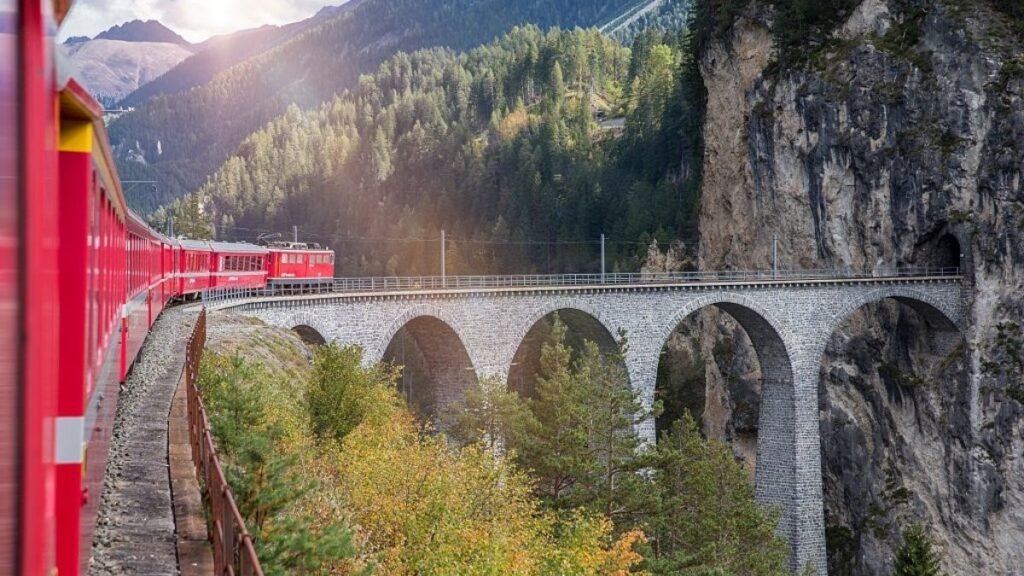 „Cel mai lent expres din Europa”: nimeni nu se urcă în el ca să ajungă repede. Traversează Alpii, ajungând până la 2.253 de metri și leagă Italia de Elveția